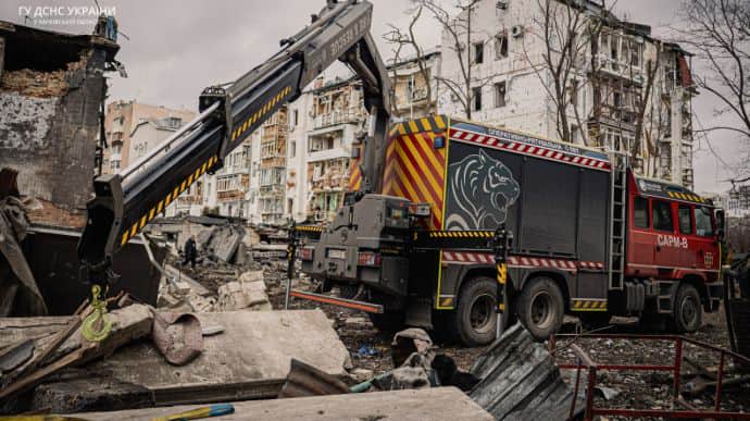 Russian Air Strike Hits Densely Populated District of Kharkiv