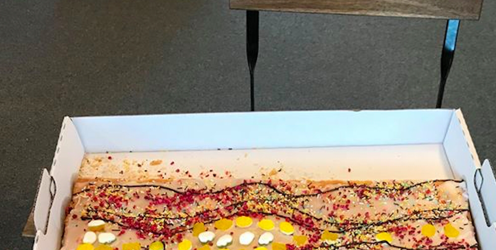 She ordered a cake for her colleagues: They could not believe their eyes when they opened the box