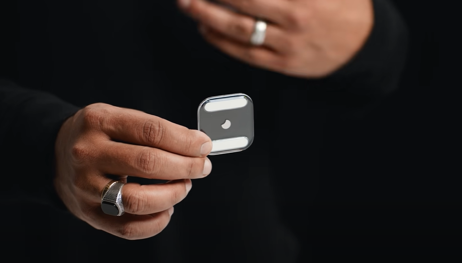 Hyped AI Gadget Meant to Replace Smartphones Gets Slammed by Reviewers