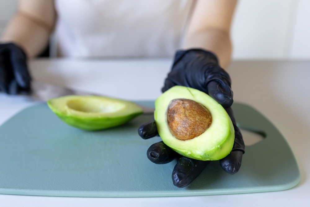 Stop Throwing Avocado Peels in the Trash – Here’s How to Use Them Instead