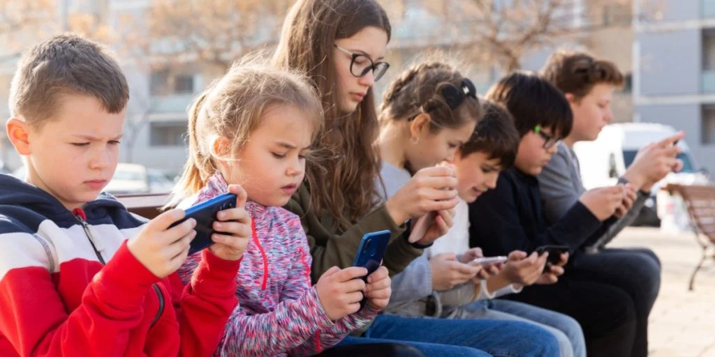 California Governor Pushes to Ban Cell Phones in Schools