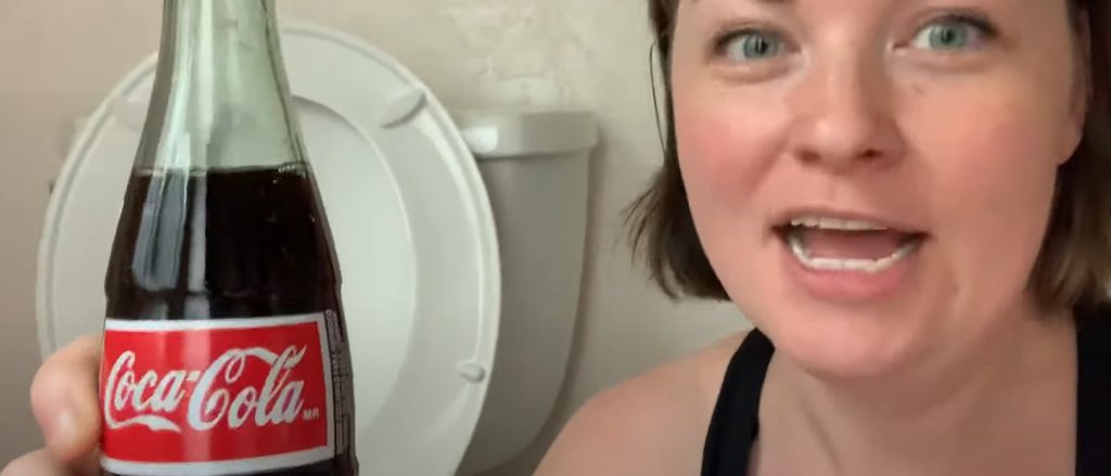 She pours Coca-Cola into her toilet: The result is surprising