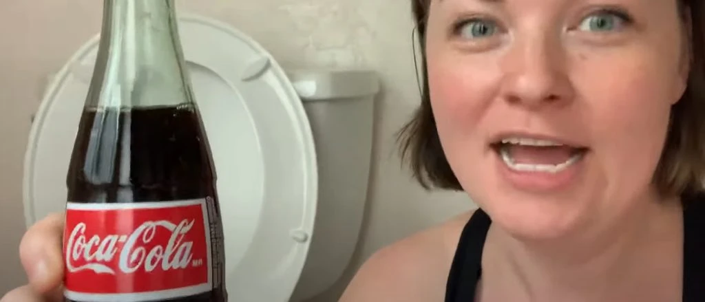 She pours Coca-Cola into her toilet: The result is surprising
