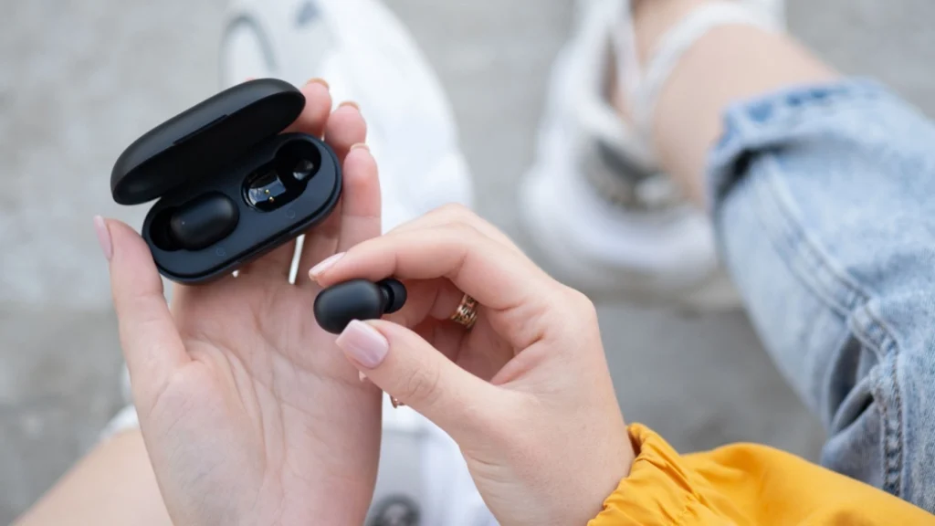 Samsung’s New Galaxy Buds Drop Bluetooth