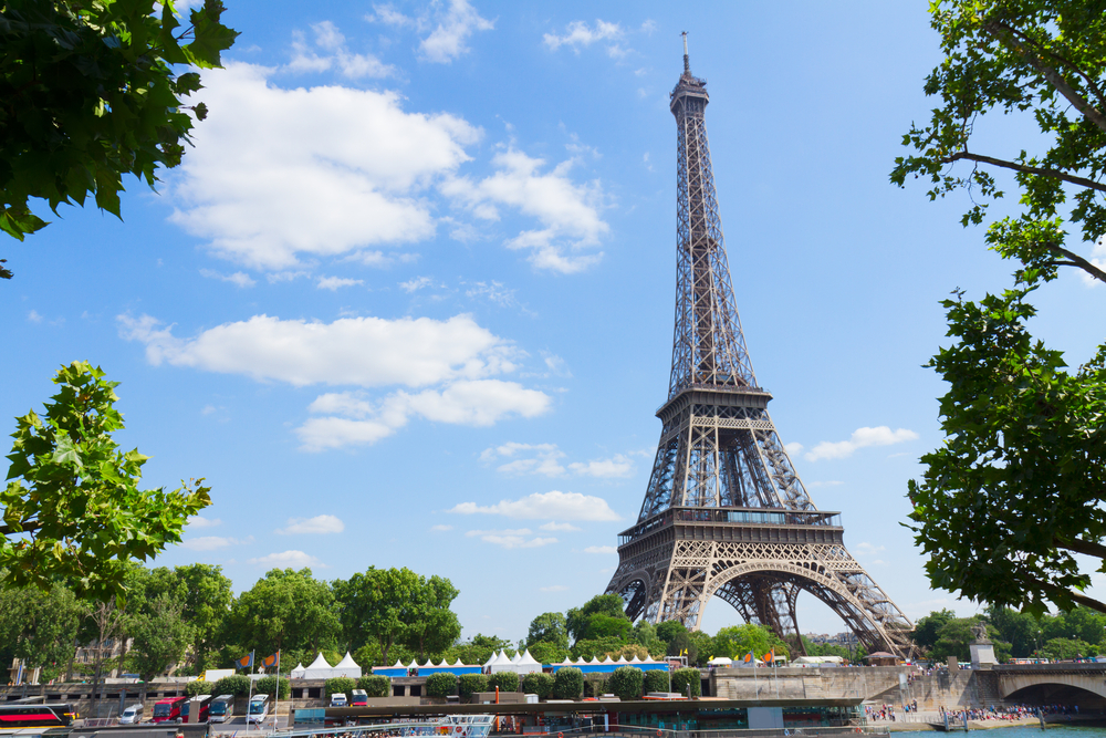 Paris Tourist Trap Exposed, Vlogger Films Scammers at Eiffel Tower