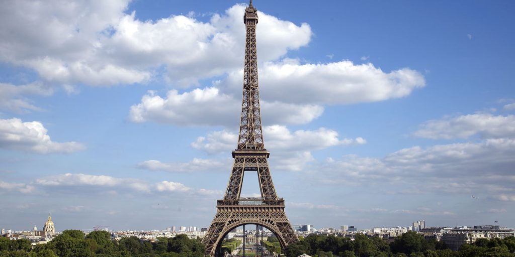 Blaze in Eiffel Tower Forces Evacuation of 1,200 Tourists