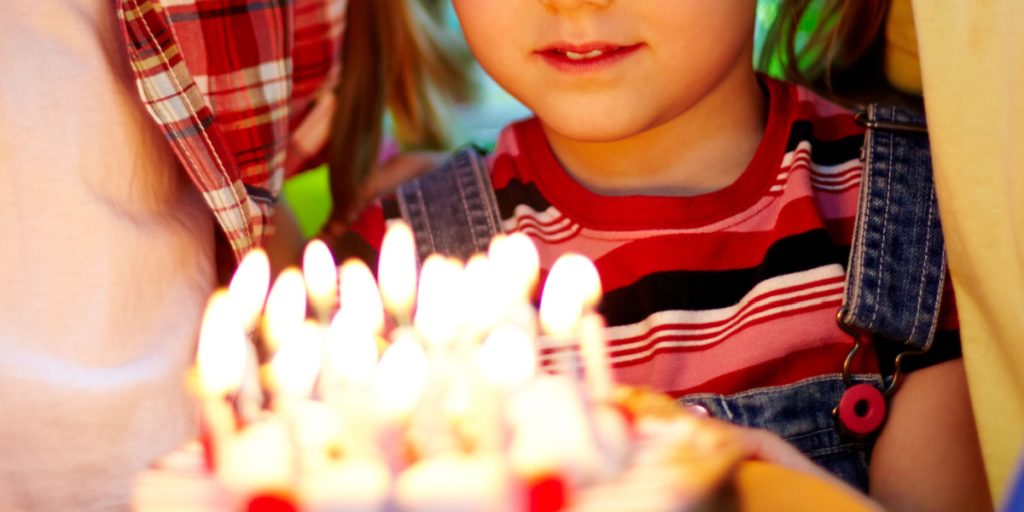 Friends snub little boy’s birthday party because of the cake