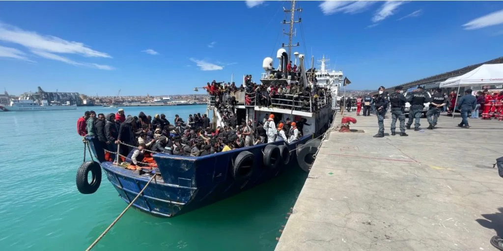 Greece Rescues 100 Migrants from Shipwreck