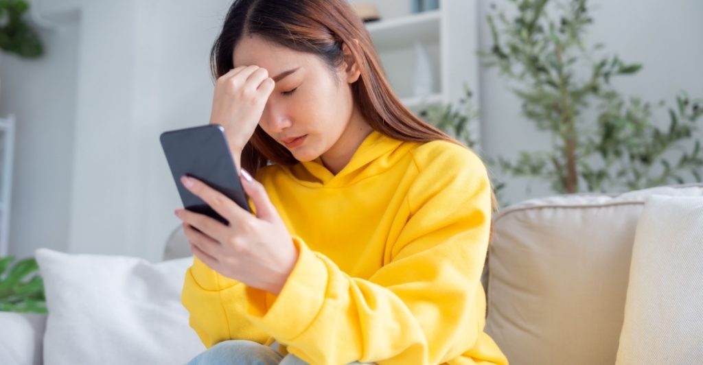 Got FOMO (Fear of Missing Out)? Here are 10 signs you can’t put your phone down.