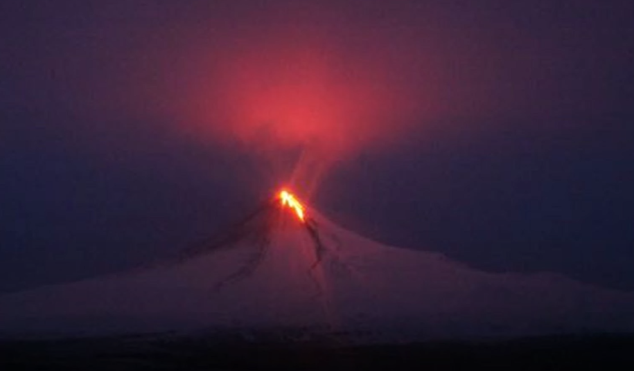 Volcanic Alert: Hundreds Flee as Indonesia’s Ruang Volcano Erupts