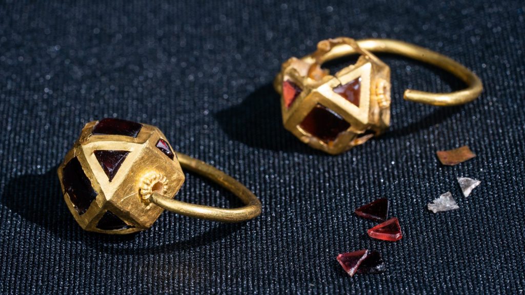 PHOTOS: Russia Discovers Ancient Gold Treasure in Crimea — Ukraine Considers It Looting