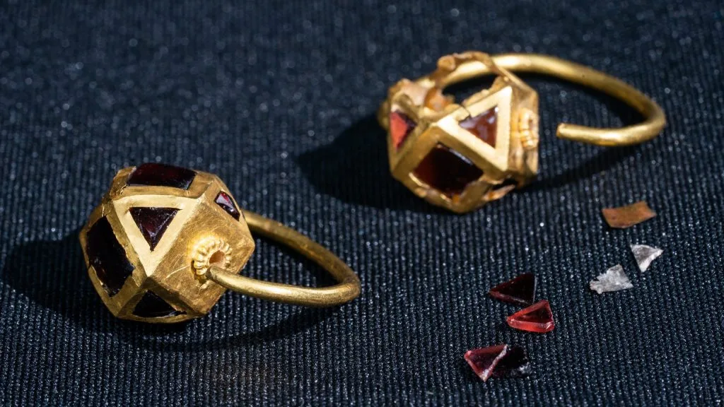 PHOTOS: Russia Discovers Ancient Gold Treasure in Crimea — Ukraine Considers It Looting