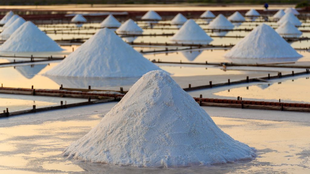 China Plans to Make EV Batteries from Salt