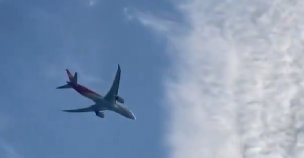 VIDEO: Plane Returns to Rome After Engine Fire Caused by Possible Bird Strike