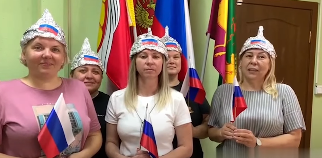Belarusian Tricks Russian Teachers into Making ‘Patriotic’ Tin Foil Hats