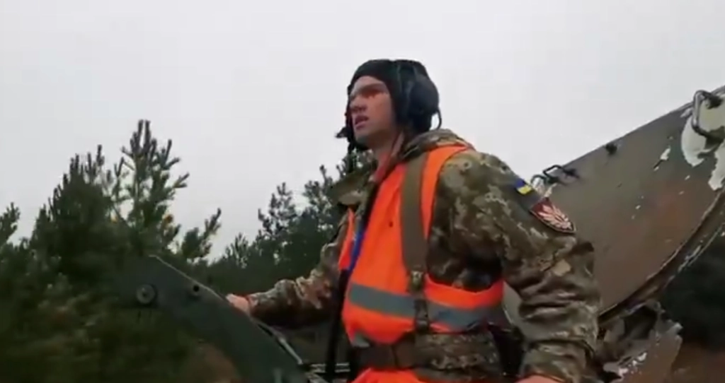 VIDEO: Ukrainian Artillery Crews Train on American M109 Howitzers