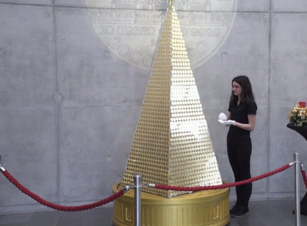 £1.7 Million Christmas Tree of Gold Draws Crowds in Europe