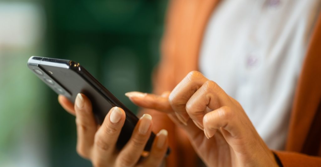 10 Reasons Scrolling Feels Safe – But Leaves You Uneasy in the Long Run