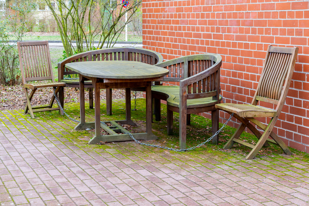 Freshen Up Your Outdoor Space: Eco-friendly Tips for Removing Green Algae from Tiles and Wood