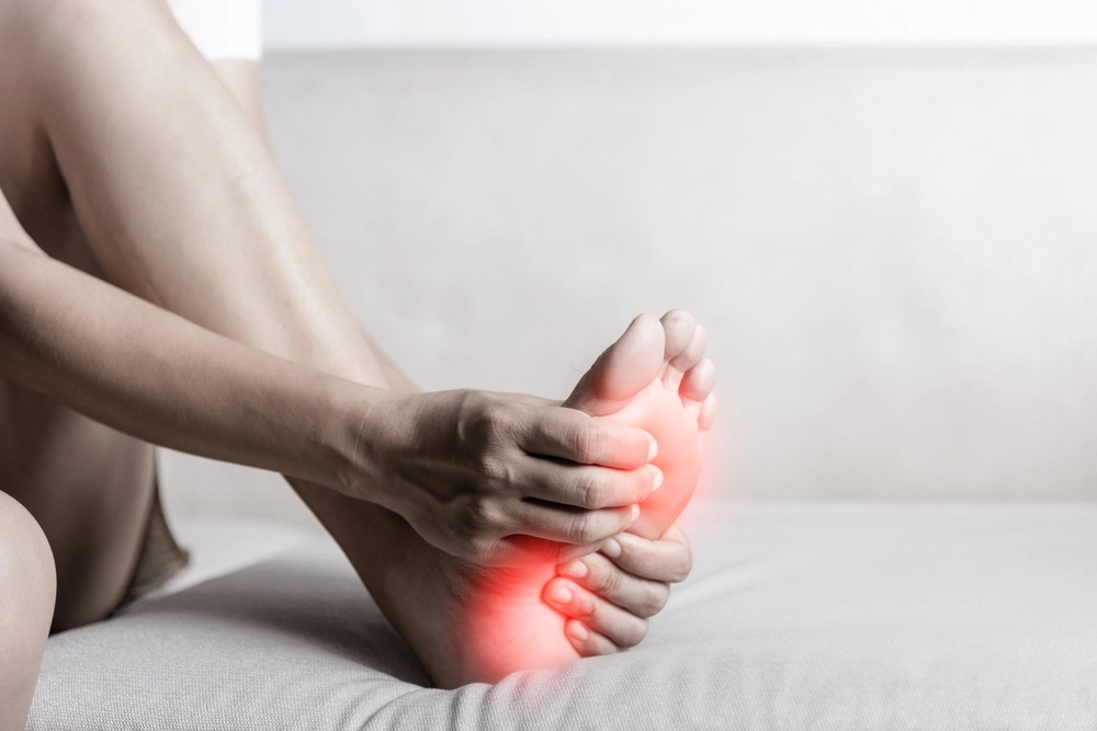 Here Are 5 Signs of Liver Problems Visible in The Feet, According to A Doctor