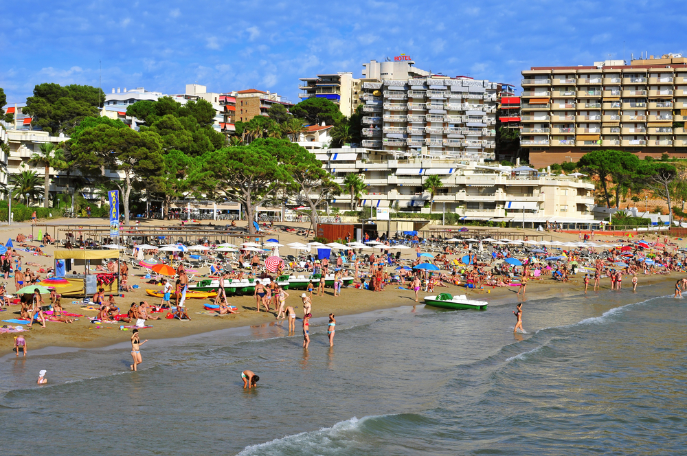 Oil Spill Shuts Down Popular Tourist Beaches in Spain
