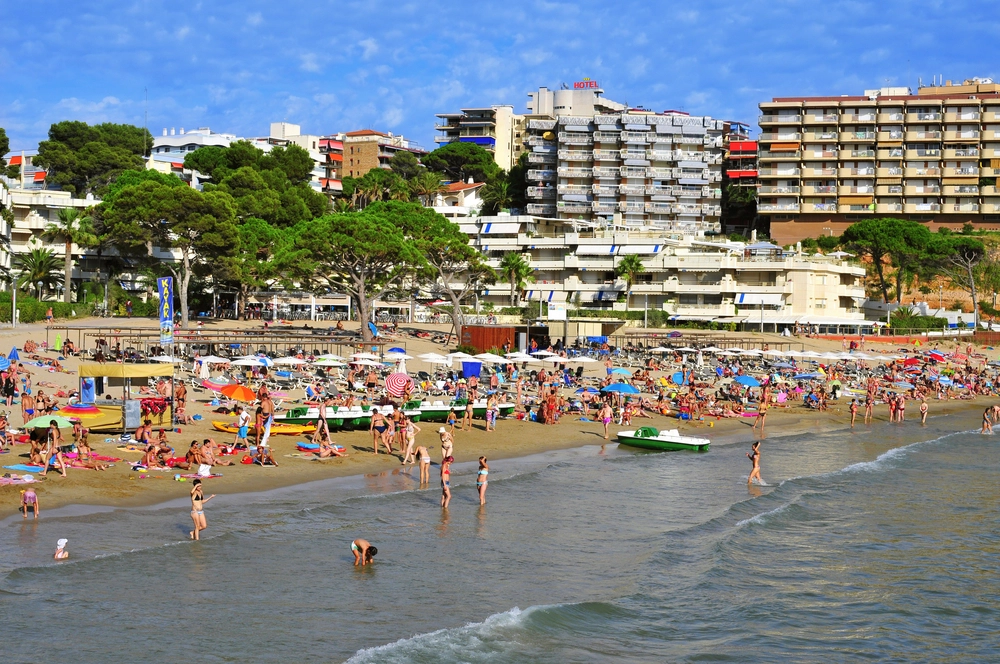 Oil Spill Shuts Down Popular Tourist Beaches in Spain