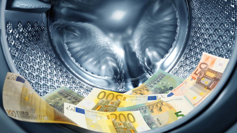 A Man Wrote a Word on a Bank Transfer That Sounded Innocent – The Bank Froze the Funds for a Month.