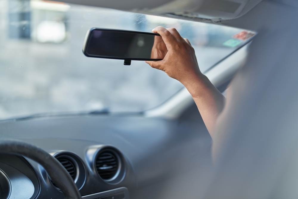Discovering the Rearview Mirror’s Dimming Feature: A Surprising ‘Lifehack’ Goes Viral