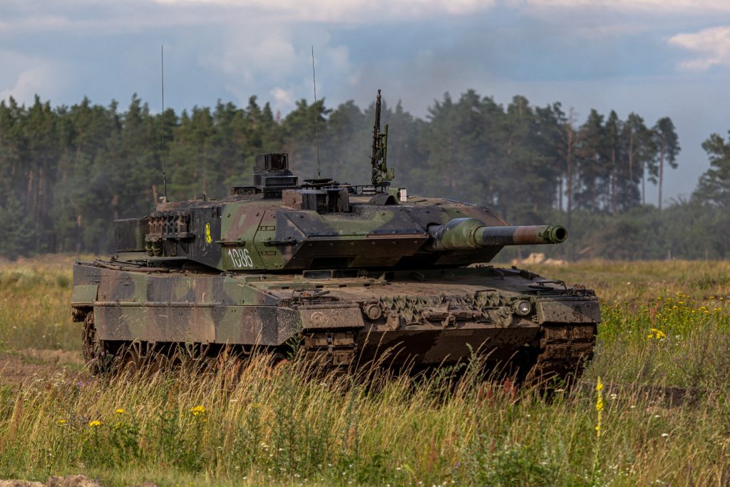 Ukrainian Forces Ambush Russian Column with Leopard Tank
