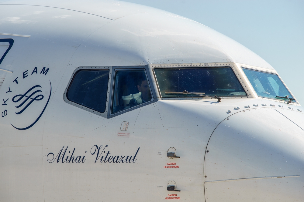 Major Drama on Flight: Passenger Pulls Hidden Razor Blade from His Mouth and Starts Cutting