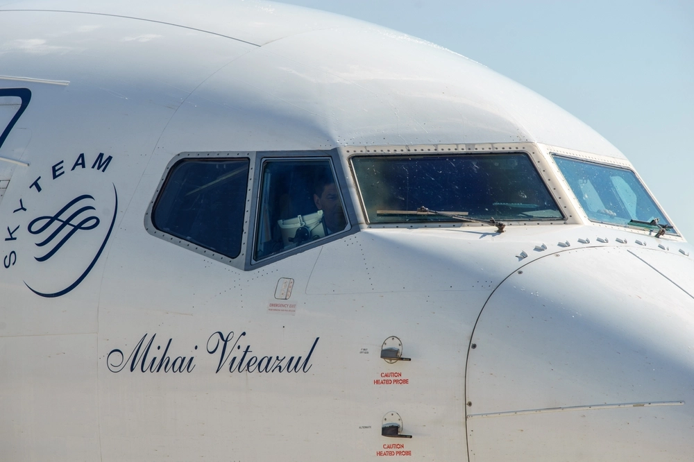 Major Drama on Flight: Passenger Pulls Hidden Razor Blade from His Mouth and Starts Cutting