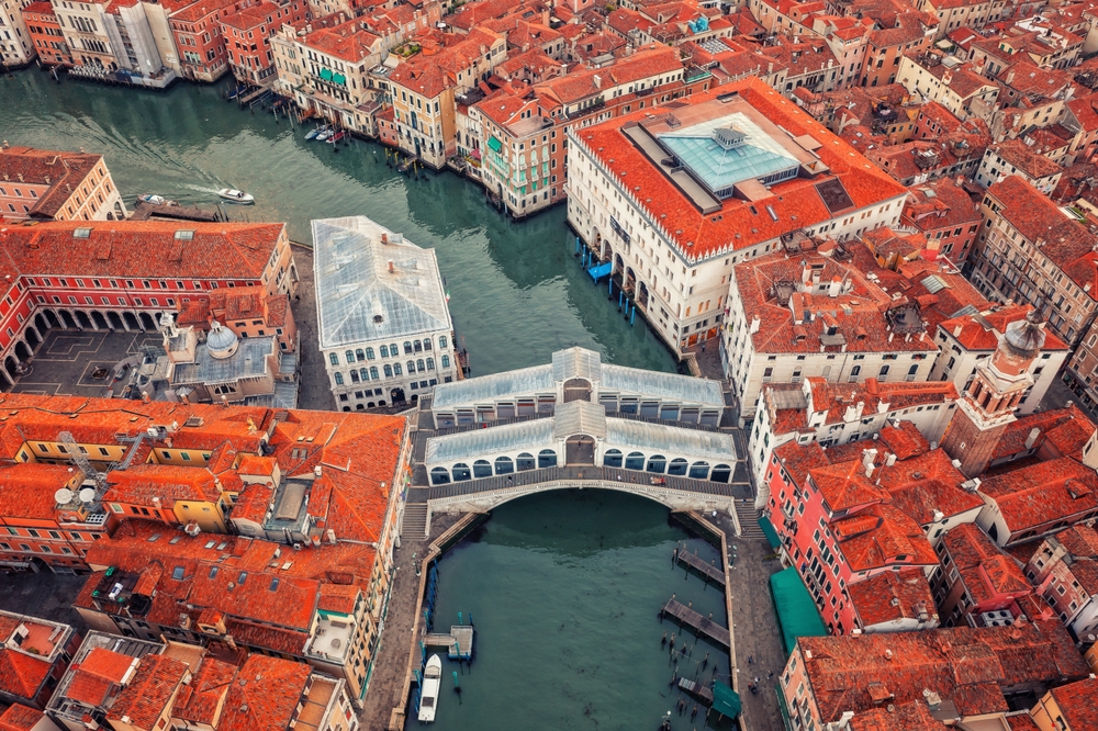 Venice Limits Tourist Group Sizes, Introduces Fines Up to $550