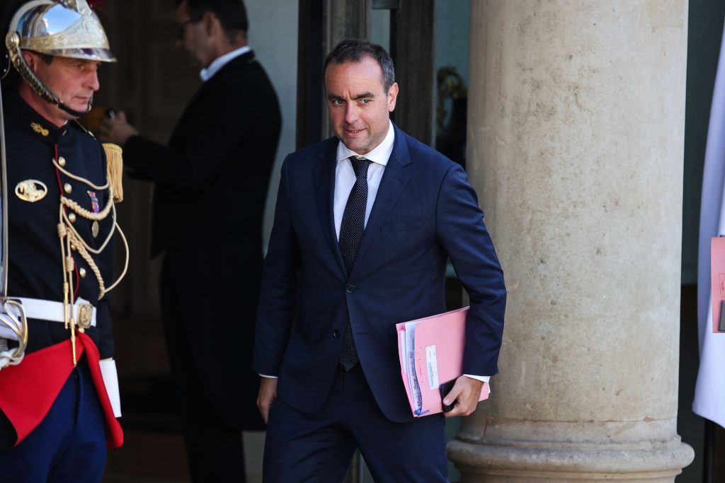 France Pledges Support to Ukraine Following U.S. Aid Suspension