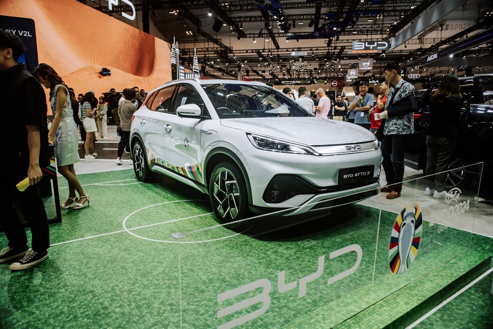 China’s Luxury EV Push Threatens Porsche and Mercedes
