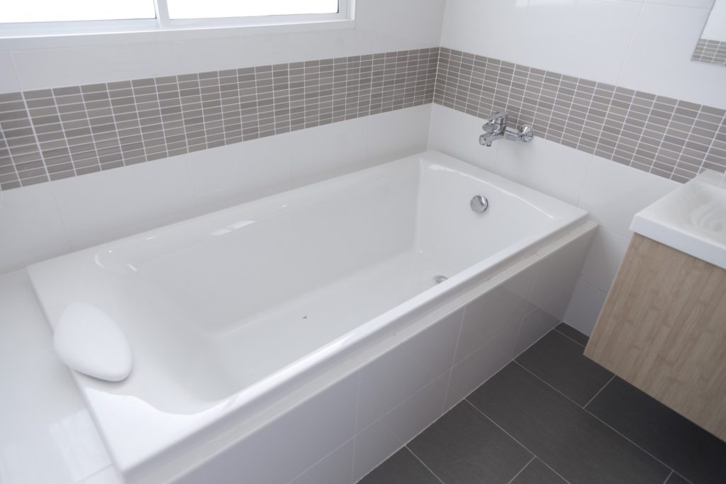 Tired of Scrubbing? This Simple Hack Cleans Your Bathtub While You Sleep