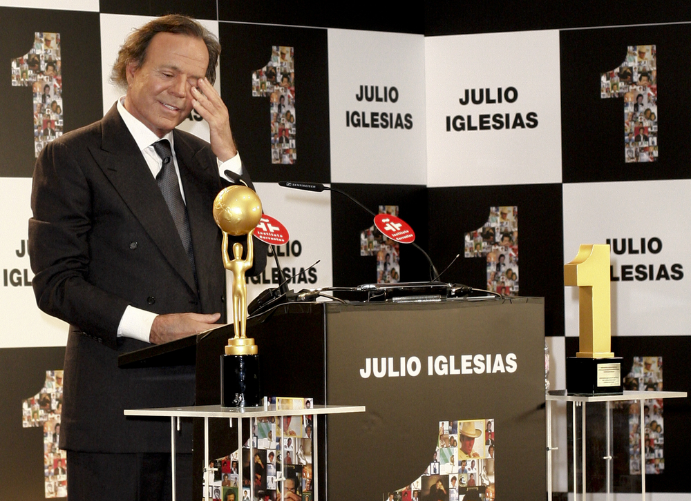 Julio Iglesias Detained in the Dominican Republic with 42 kg of Food in His Luggage
