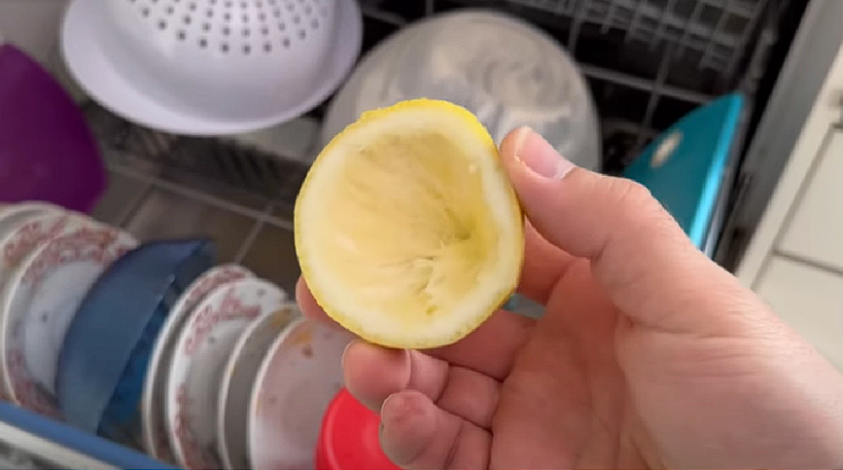 He throws lemons in the dishwasher: See why you should do the same