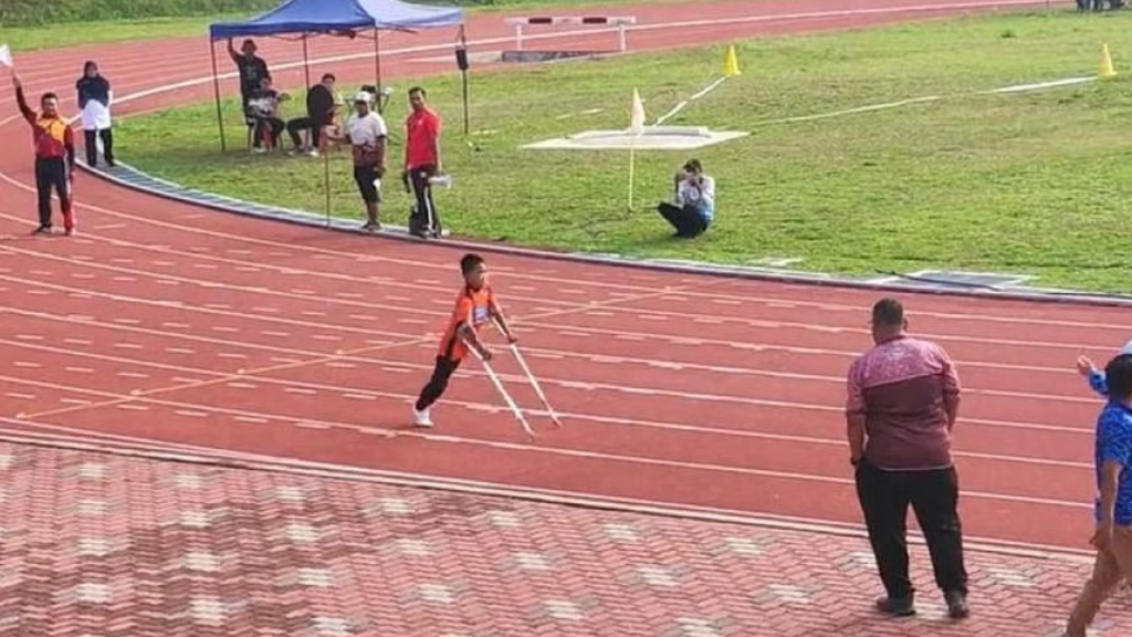 11-year-old malaysian boy with one leg finishes last in 100m race but captures the internet’s heart