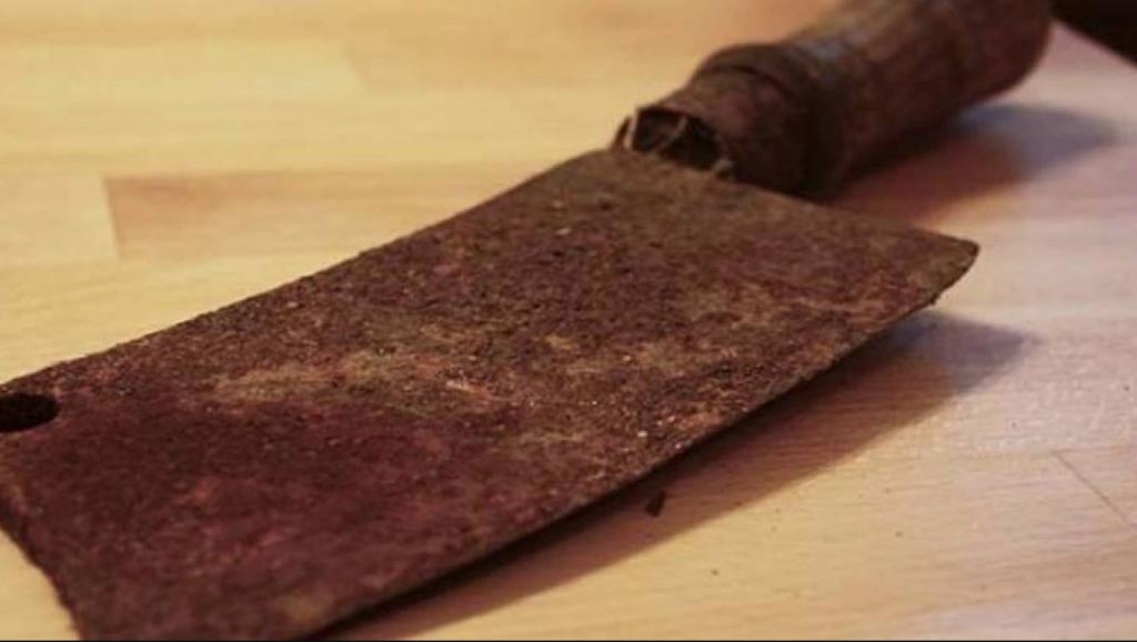 Man buys rusty knife for $3 at thrift store: Seller most likely regrets it now