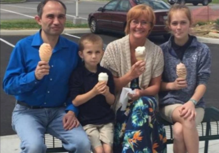 Joyce offers to take a photo of happy family: Days later she receives a heartbreaking message