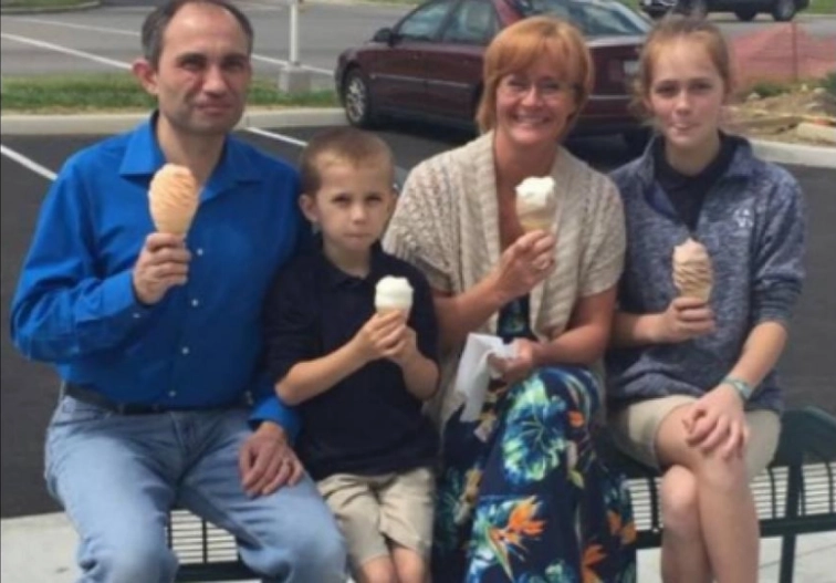 Joyce offers to take a photo of happy family: Days later she receives a heartbreaking message