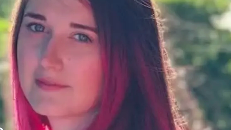 Bosses asked Emily to change her hair color, Her solution has millions laughing