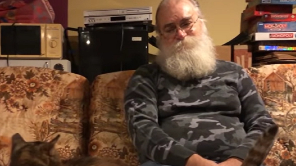 Man sits uncomfortably on his new sofa: He lifts the cushion and makes an astonishing discovery