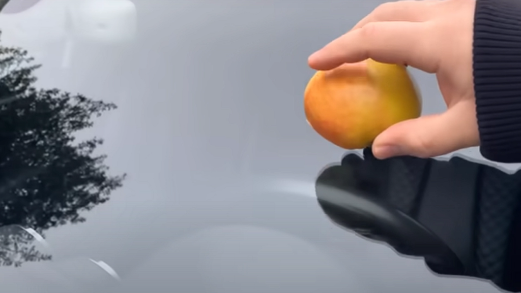 Only few know this ingenious trick: Why you should rub an apple on your car’s windshield
