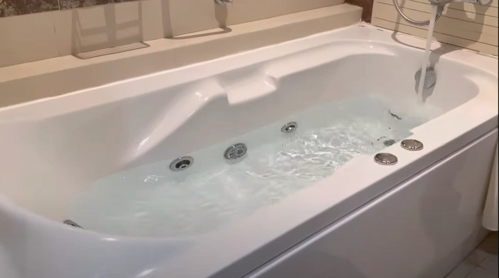 Michelle receives warning from female hotel guest, makes shocking discovery in hot tub