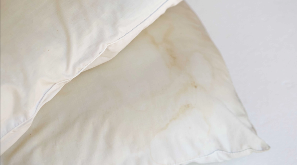 Make your old yellow pillows look new again with few ingredients
