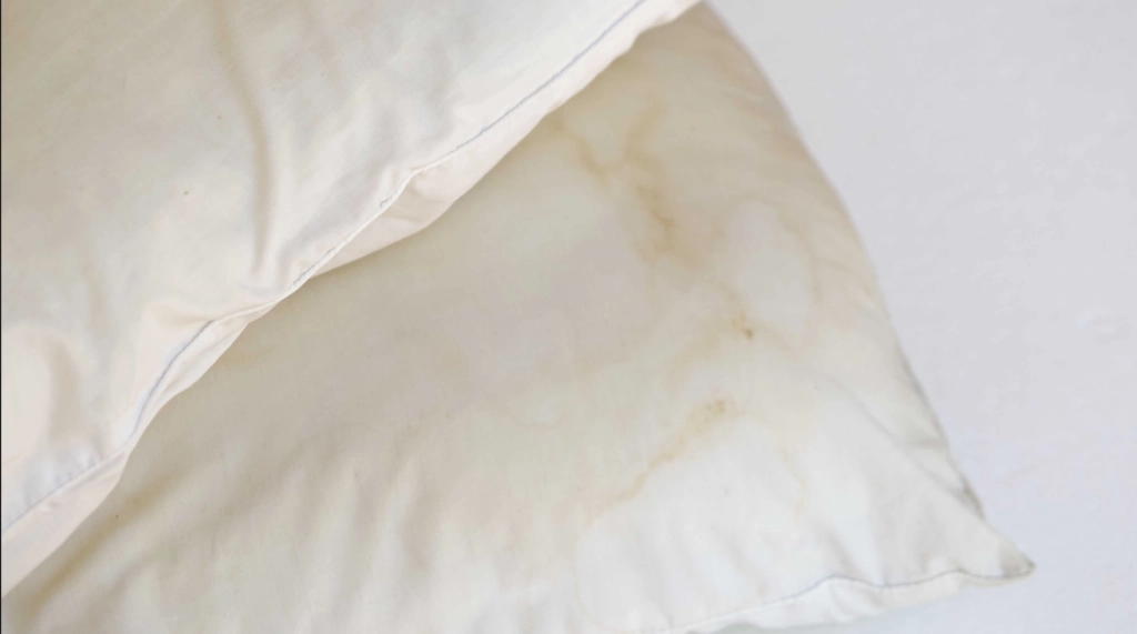 Make your old yellow pillows look new again with few ingredients