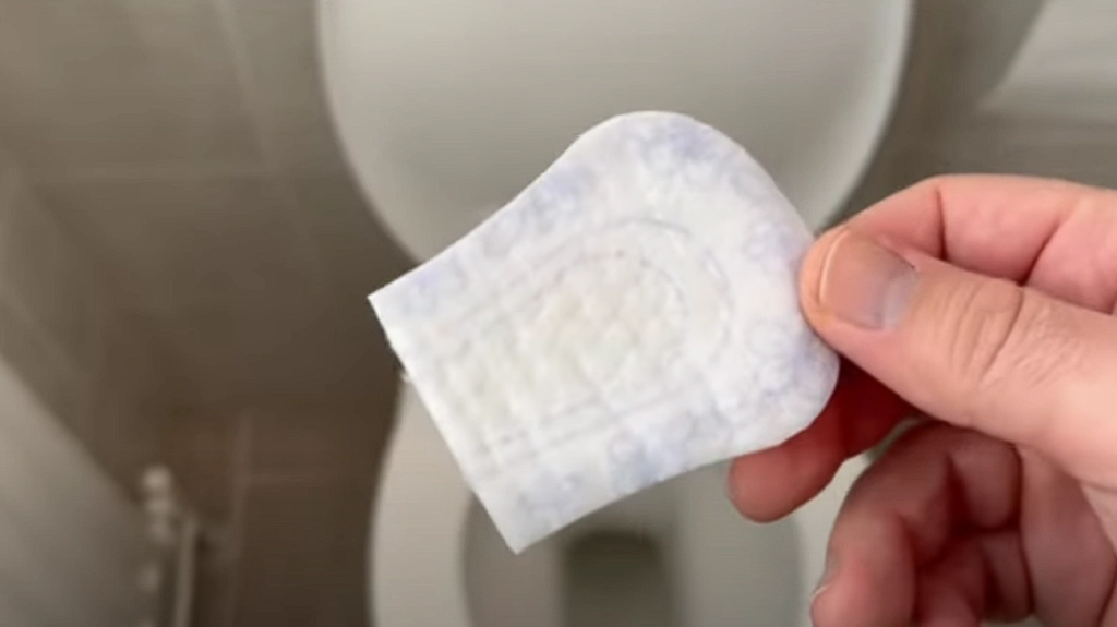 Man attaches a half pad under the toilet: The result is a magical scent that will leave you stunned