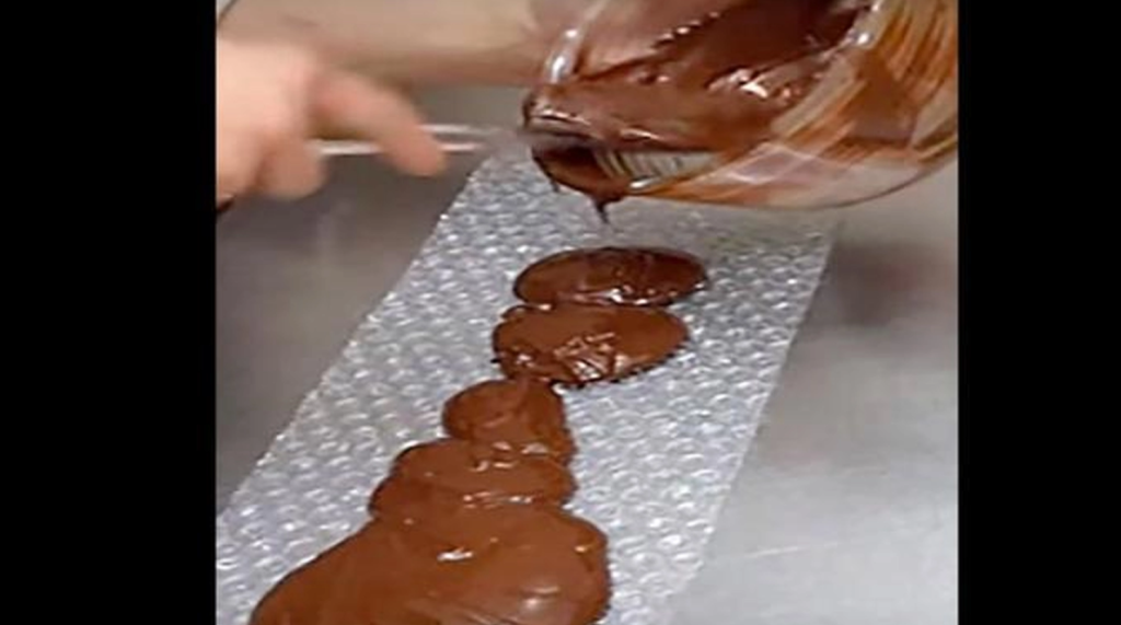 She pours hot chocolate on bubble wrap – See the stunning result