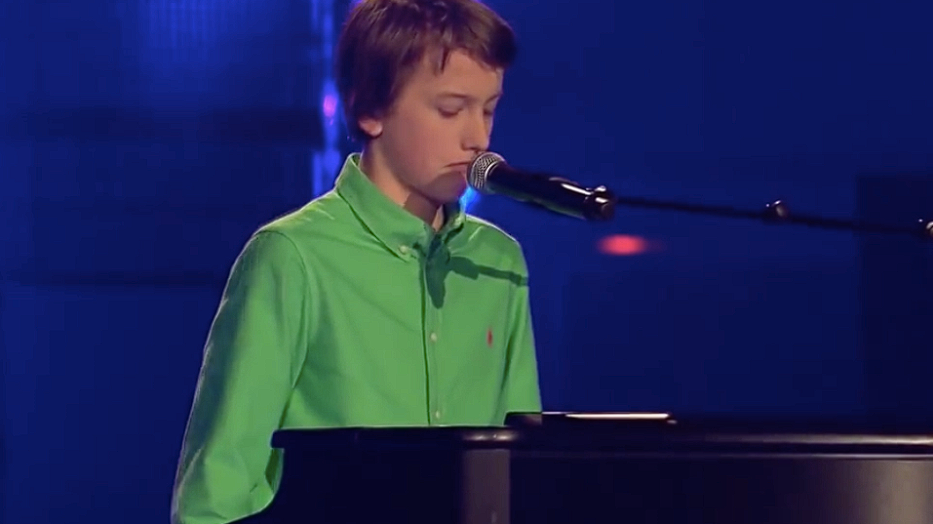Boy has to sing a song from the ’50s: After 10 seconds, he brings everyone standing